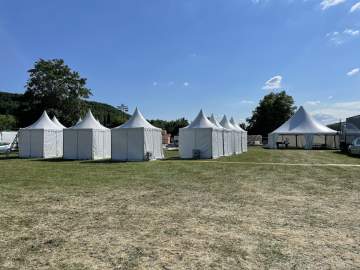 Festival proche de Cahors, installation de tentes et chapitaux