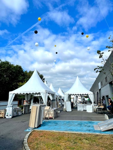 Installation de tentes pour une exposition à Toulouse