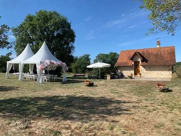 Installation de tentes pour des noces de diamant dans L'Aveyron