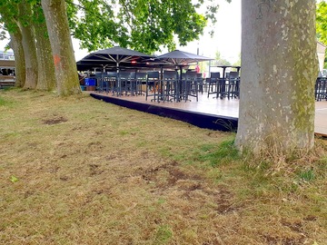 Installation d'une terrasse de restaurant au bord de la Garonne à Toulouse
