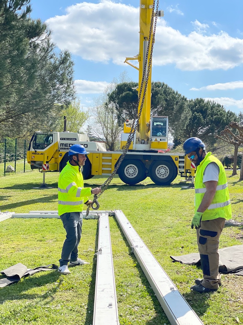 3-montage-chapiteaux-avec-grue