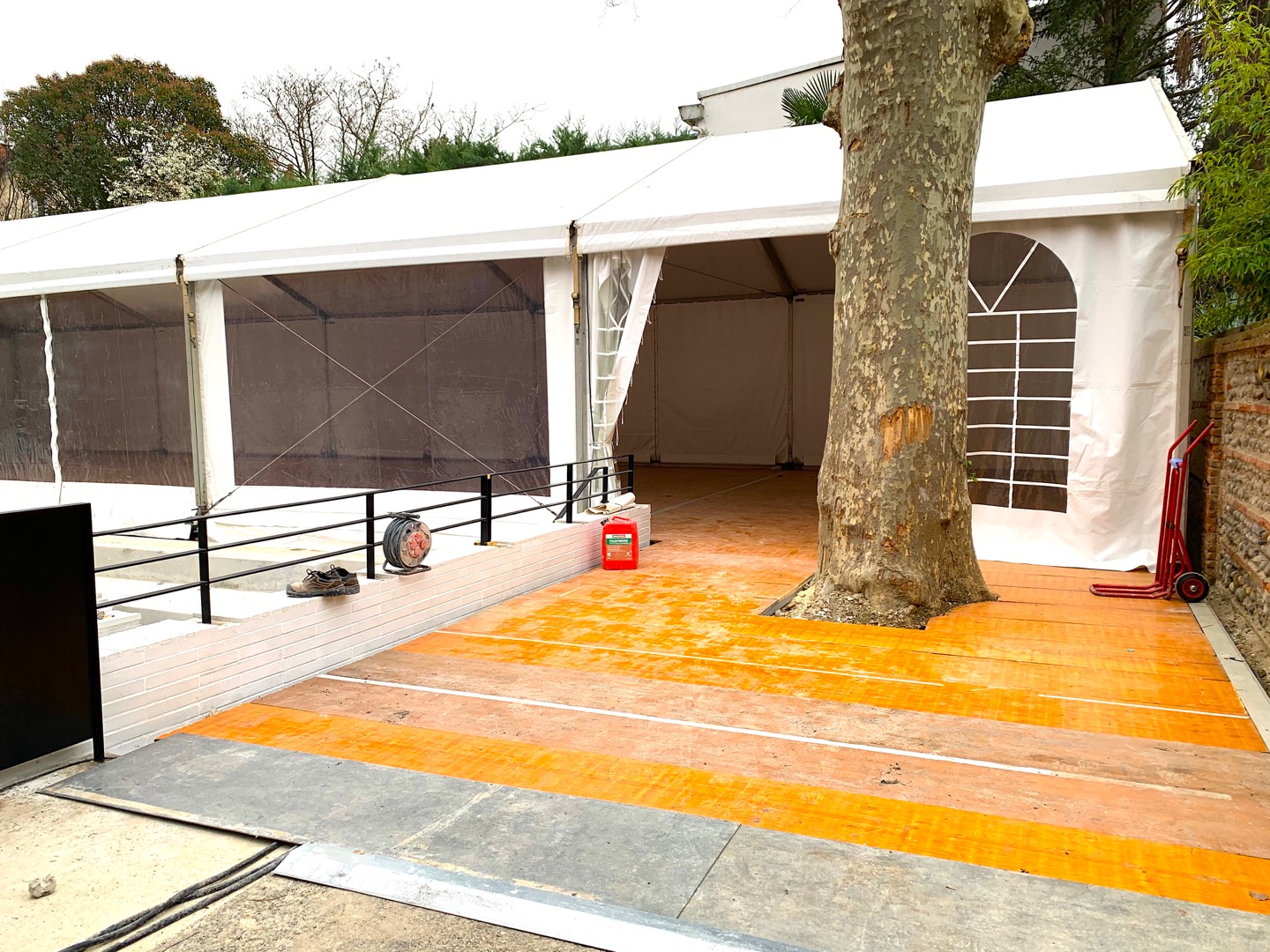 chapiteau-avec-terrase-en-plancher-bois