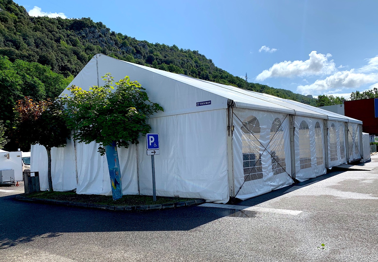 chapiteau-tente-rideaux-fenetres