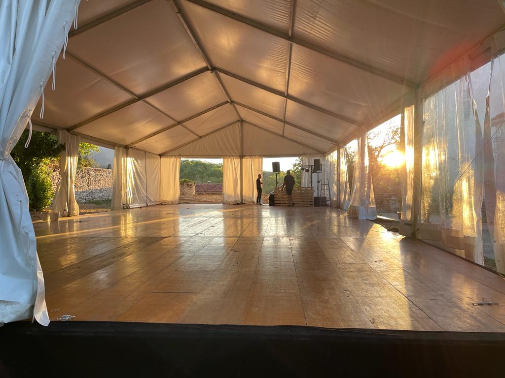 Location chapiteau avec piste de danse