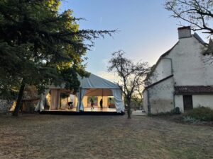 Location chapiteau avec rideaux transparents