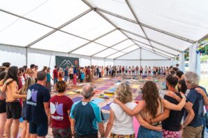 Cercle de partage Inspire Academy, tapis de yoga au sol sous chapiteau. Esprit de communauté.